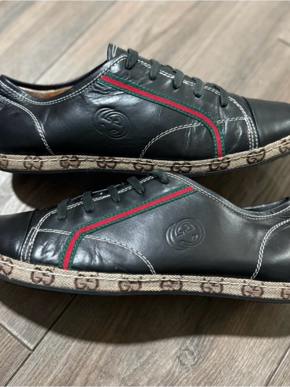 Gucci Black Leather Low-Top Sneakers with Green and Red Web Stripe
